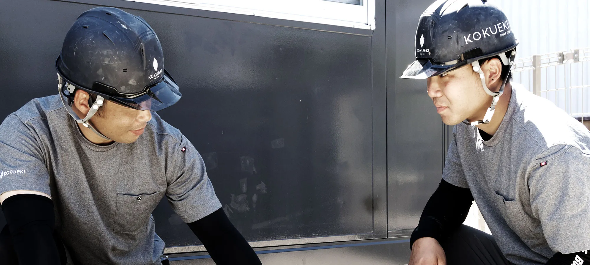 打ち合わせをする仕事風景のスタッフ