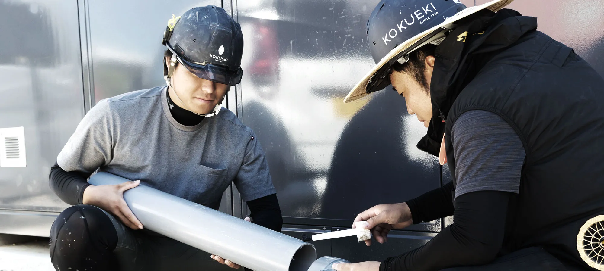 打ち合わせをする仕事風景のスタッフ