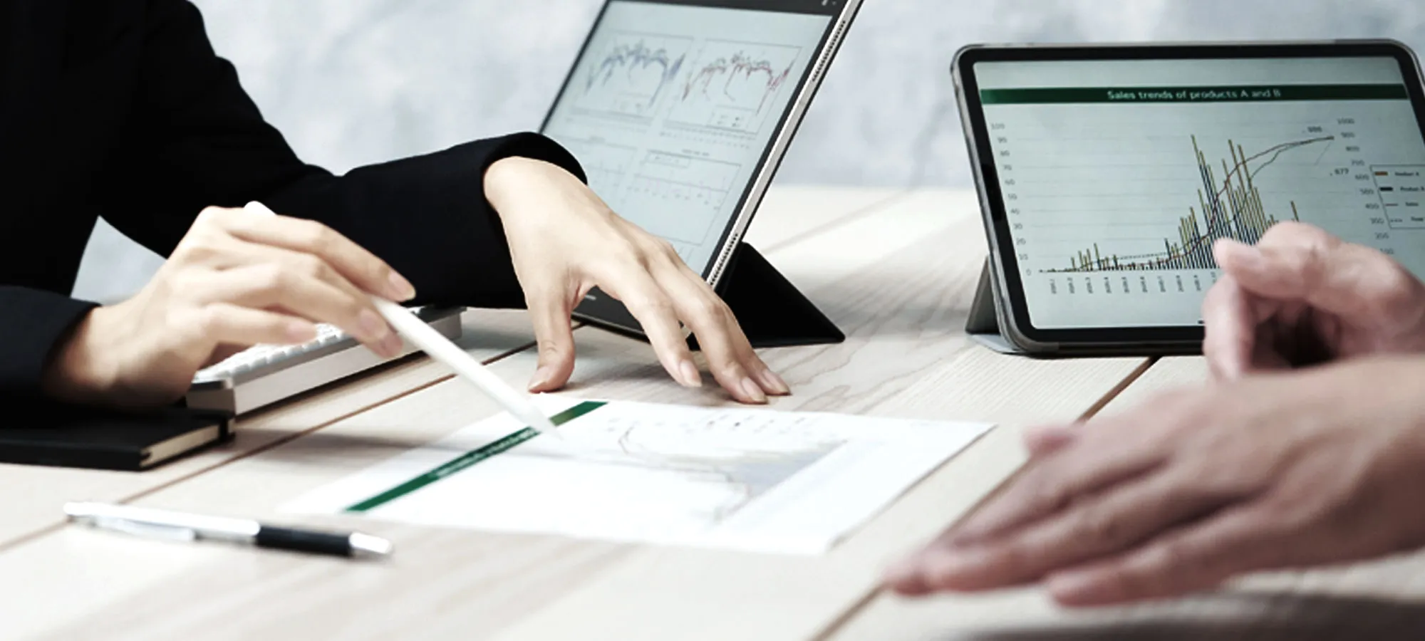 打ち合わせをする仕事風景のスタッフ